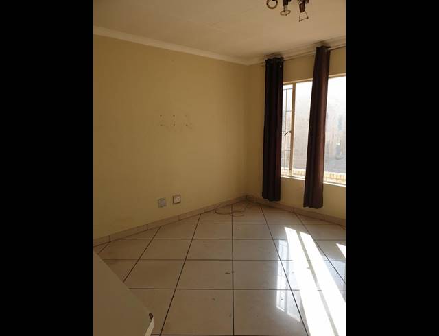 2 BEDROOM PROPERTY TO RENT IN LAKEFIELD